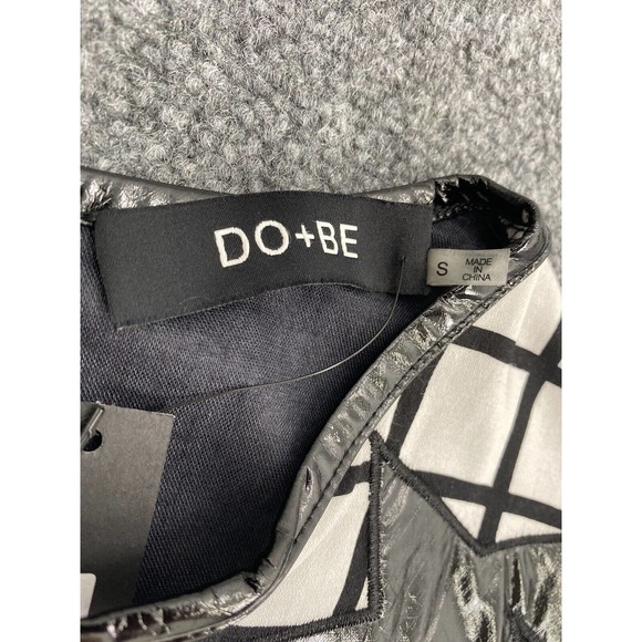 DO + BE Sz S Grid Print / Vinyl Back Top Short Sleeve Blouse NWT - Picture 2 of 11